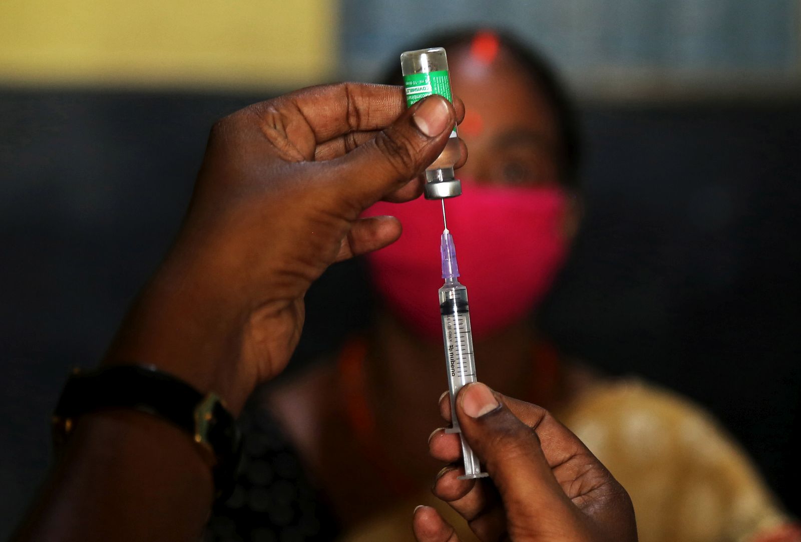 epaselect epa09370569 A health worker prepares a syringe for a COVID-19 vaccine during a vaccination drive for underprivileged, in Bangalore, India, 27 July 2021. India has vaccinated over 440 million people against Coronavirus COVID-19 according to the health ministry.  EPA/JAGADEESH NV