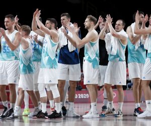 epa09375903 Players of Slovenia celebrate after the men's preliminary round Group C match against Japan during the Basketball events of the Tokyo 2020 Olympic Games at the Saitama Super Arena in Saitama, Japan, 29 July 2021.  EPA/KIYOSHI OTA
