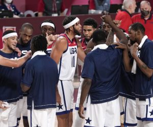 epa09382949 Players of USA celebrate after winning the Men's Basketball preliminary round match between USA and Czech Republic at the Tokyo 2020 Olympic Games at the Saitama Super Arena in Saitama, Japan, 31 July 2021.  EPA/KIMIMASA MAYAMA