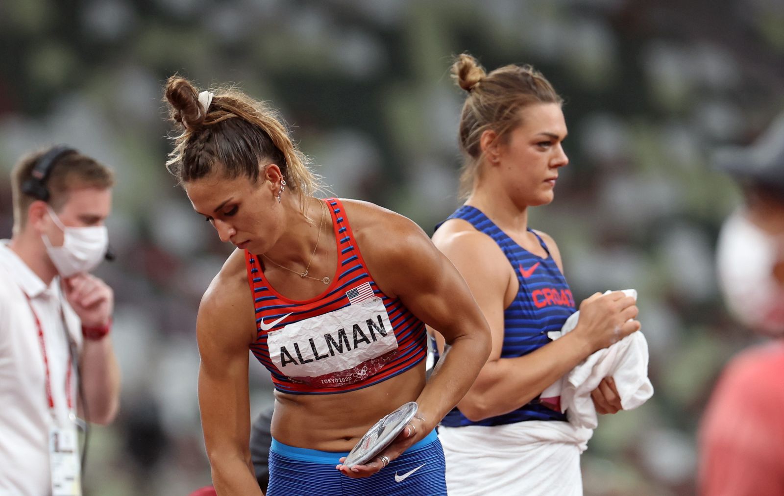 Tokio, 02.08.2021 - Najbolja hrvatska atletičarka Sandra Perković osvojila je četvrto mjesto u finalu bacanja diska na Olimpijskim igrama u Tokiju ostavši bez medalje nakon što je osvojila zlato u Londonu i Rio de Janeiru. Na slici Sandra Perković i nova olimpijska prvakinja, Amerikanka Valerie Allman.
foto HINA/ Damir SENČAR/ ds