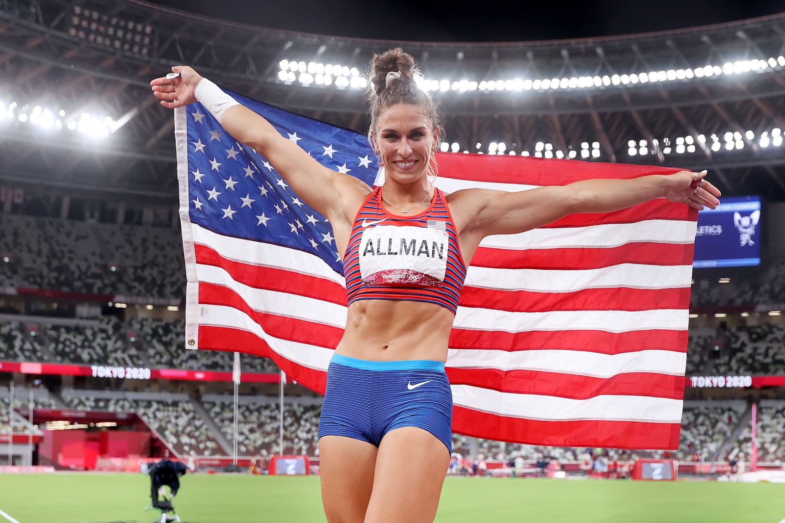 epa09388263 Valarie Allman of the USA celebrates after winning gold in the Women's Discus Throw final during the Athletics events of the Tokyo 2020 Olympic Games at the Olympic Stadium in Tokyo, Japan, 02 August 2021.  EPA/DIEGO AZUBEL