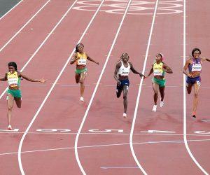 epa09391574 Elaine Thompson-Herah of Jamaica wins the Women's 200m final at the Athletics events of the Tokyo 2020 Olympic Games at the Olympic Stadium in Tokyo, Japan, 03 August 2021.  EPA/NIC BOTHMA