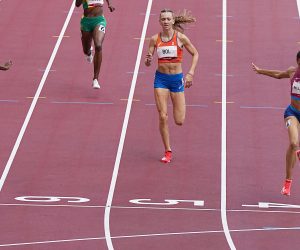 epa09392930 Sydney McLaughlin (R) of the US wins the Women's 400m Hurdles during the Athletics events of the Tokyo 2020 Olympic Games at the Olympic Stadium in Tokyo, Japan, 04 August 2021.  EPA/NIC BOTHMA