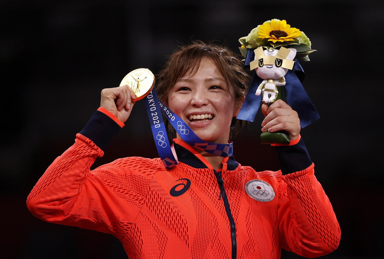 epa09395178 Gold medalist Yukako Kawai of Japan poses with their medal in the Women's Freestyle 62kg category of the Wrestling events of the Tokyo 2020 Olympic Games at the Makuhari Messe convention centre in Chiba, Japan, 04 August 2021.  EPA/RITCHIE B. TONGO