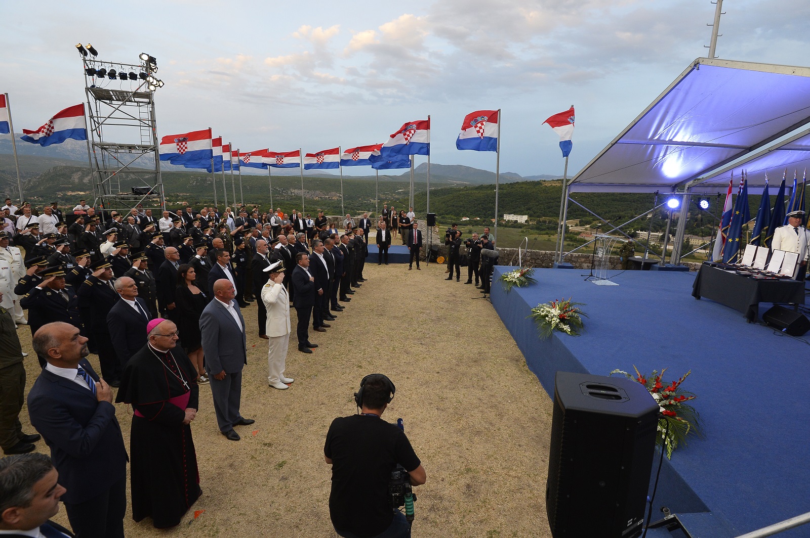 Knin, 04.08.2021 - Zoran Milanoviæ priredio je prijem za ratne zapovjednike iz Domovinskog rata na Kninskoj tvrðavi. foto HINA/ Mario STRMOTIÆ/ ik