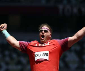 epa09396478 Ryan Crouser of USA celebrates after winning gold in the Men's Shot Put Final during the Athletics events of the Tokyo 2020 Olymp?ic Games at the Olympic Stadium in Tokyo, Japan, 05 August 2021.  EPA/CHRISTIAN BRUNA