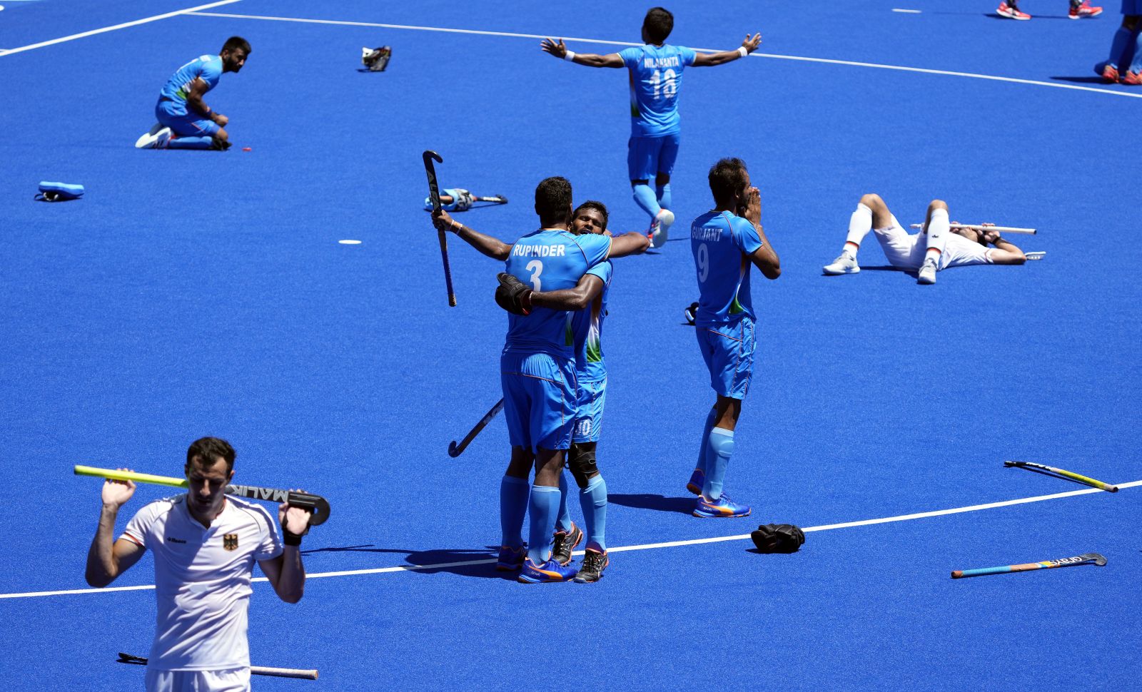 epa09396277 India (blue) and Germany players reacts after india defeated Germany in the Men's bronze medal match during the Field Hockey events of the Tokyo 2020 Olympic Games at the Oi Hockey Stadium in Tokyo, Japan, 05 August 2021.  EPA/FRANCK ROBICHON
