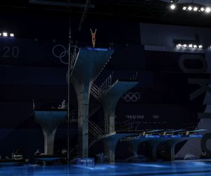 epaselect epa09397075 Hongchan Quan of China on her way winning in the Women's 10m Platform Diving Final during the Diving events of the Tokyo 2020 Olympic Games at the Tokyo Aquatics Centre in Tokyo, Japan, 05 August 2021.  EPA/PATRICK B. KRAEMER