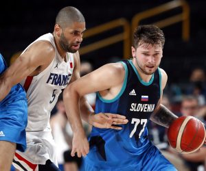 epa09397787 Slovenia's Luka Doncic (R) in action against France's Nicolas Batum (L) during the Men's Basketball semi final match between France and Slovenia at the Tokyo 2020 Olympic Games at the Saitama Super Arena in Saitama, Japan, 05 August 2021.  EPA/KIYOSHI OTA