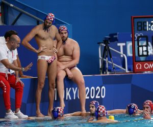 Tokio, 06.08.2021 - Utakmica za poredak između 5-8 mjesta vaterpolo turnira na Olimpijskim igrama Tokio 2020, Hrvatska - Crna Gora. Na slici izbornik Ivica Tucak ragovara s igračima.
foto HINA/ Damir SENČAR/ ds