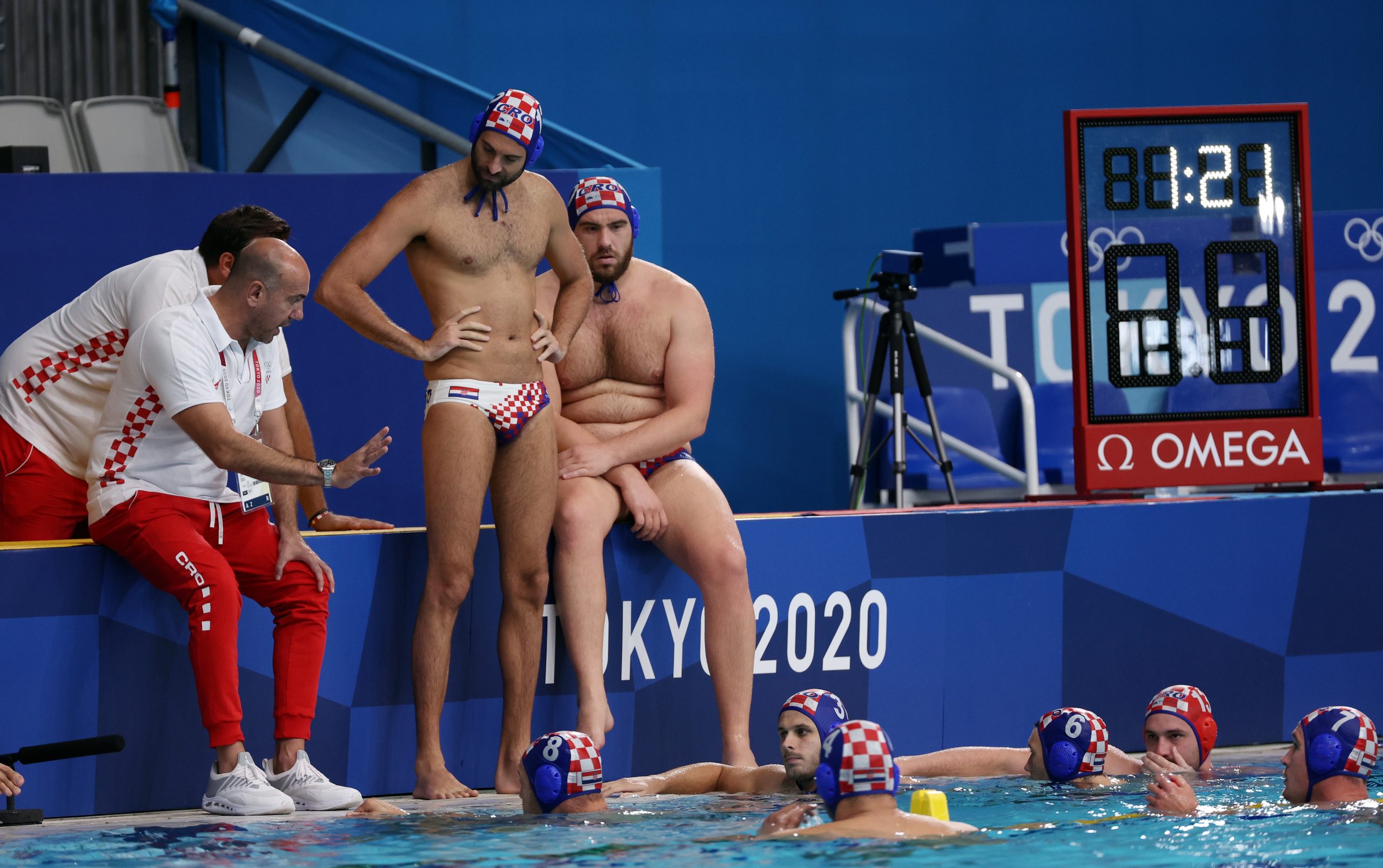 Tokio, 06.08.2021 - Utakmica za poredak između 5-8 mjesta vaterpolo turnira na Olimpijskim igrama Tokio 2020, Hrvatska - Crna Gora. Na slici izbornik Ivica Tucak ragovara s igračima.
foto HINA/ Damir SENČAR/ ds