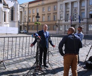 Zagreb, 06.08.2021. - Nezavisni zastupnika u zagrebaèkoj Gradskoj skuptini Renato Petek odrao je konferenciju za medije na kojoj je predloio da se Trg sv. Marka otvori za javnost. Zastupnik Petek predstavio je apel upuæen predsjedniku Vlade Andreju Plenkoviæu, ministru unutarnjih poslova Davoru Boinoviæu i gradonaèelniku Tomislavu Tomaeviæu, buduæi da je Trg sv. Marka gotovo 10 mjeseci zatvoren za javnost, a nije realizirano obeæanje o novoj razini sigurnosnih mjera. foto HINA /Zvonimir KUHTIÆ/ kuzo