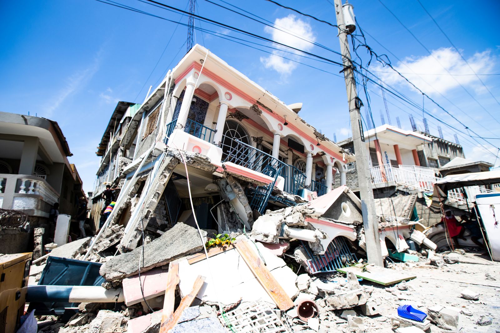 epaselect epa09414114 A view of the damage caused by a 7.2 magnitude earthquake in Los Cayos, Haiti, 14 August 2021. The earthquake struck at 08:29 local time (12.29 GMT) northeast of Saint-Louis du Sud, in southern Haiti, and had a depth of 10 kilometers, according to the United States Geological Survey (USGS).  EPA/Ralph Tedy Erol