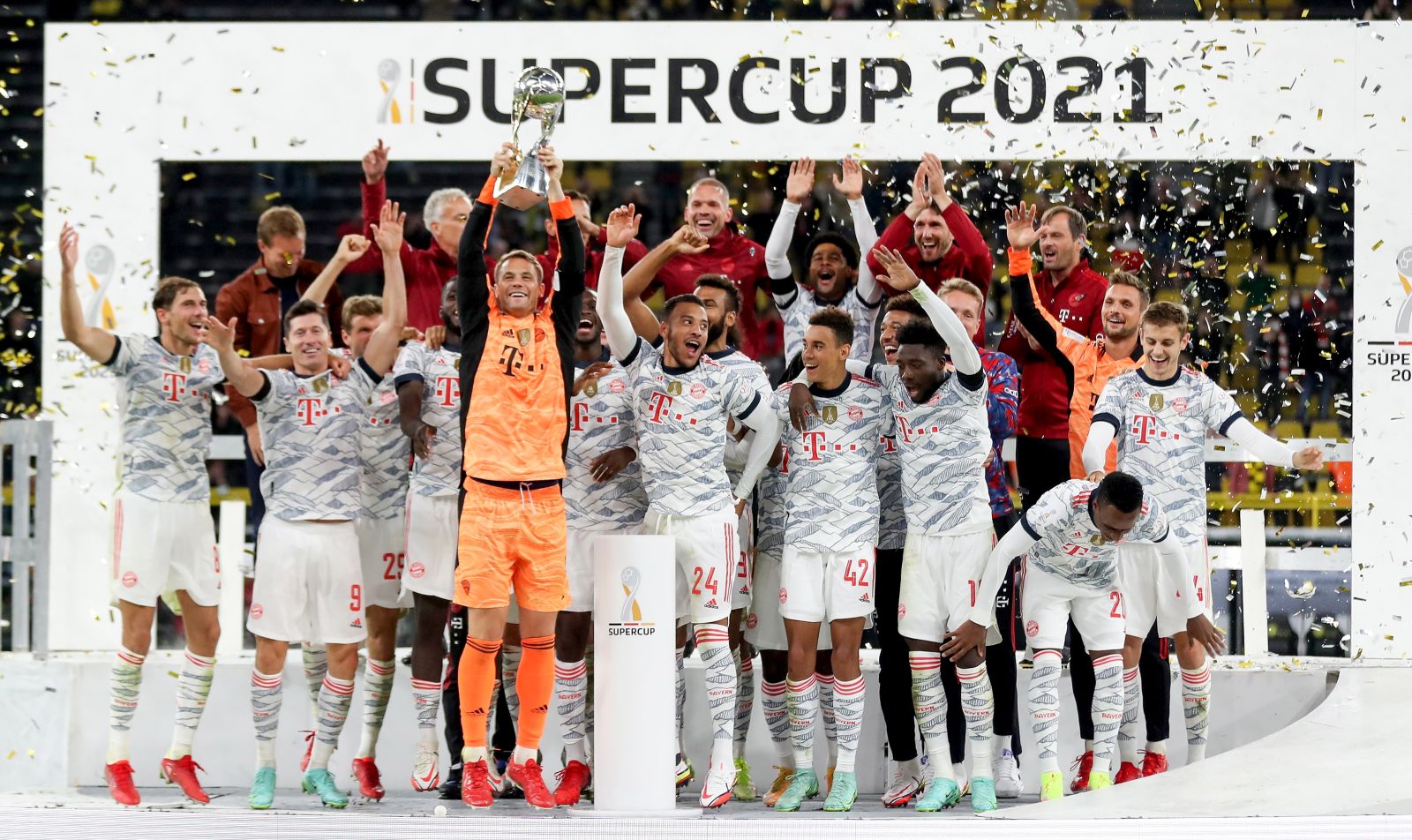 epa09418370 Bayern players celebrate as goalkeeper Manuel Neuer lifts the trophy following the DFL Supercup 2021 soccer match between Borussia Dortmund and FC Bayern Muenchen in Dortmund, Germany, 17 August 2021.  EPA/FRIEDEMANN VOGEL CONDITIONS - ATTENTION: The DFL regulations prohibit any use of photographs as image sequences and/or quasi-video.