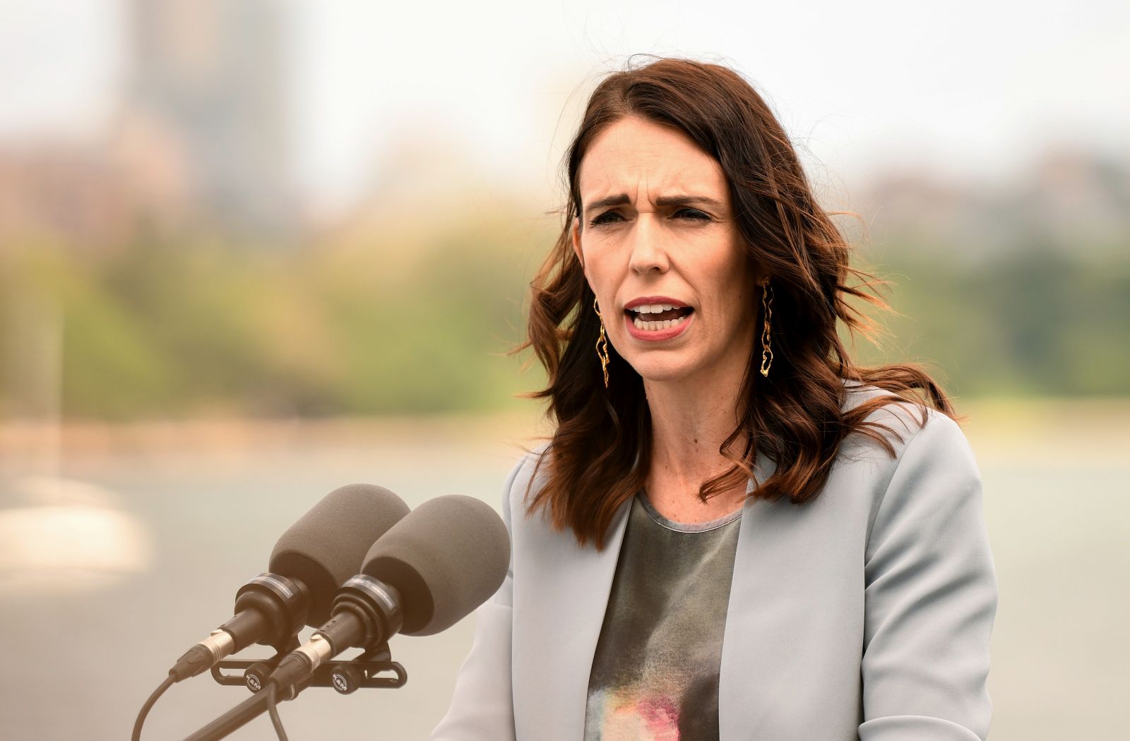 epa09417433 (FILE) - New Zealand Prime Minister Jacinda Ardern attends a press conference with Australian Prime Minister Morrison (not pictured) at Admiralty House in Sydney, Australia, 28 February 2020 (reissued 17 August 2021). New Zealand announced a three-days nationwide lockdown on 17 August 2021, following the detection of a Covid-19 case in Auckland.  EPA/BIANCA DE MARCHI  AUSTRALIA AND NEW ZEALAND OUT *** Local Caption *** 55911999