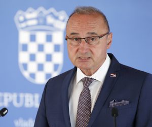 Zagreb, 18.08.2021 - Ministar vanjskih poslova Gordan Grlić Radman o izvlačenju Hrvata iz Afganistana.
Na fotografiji Gordan Grlić Radman.
foto HINA/ Edvard ŠUŠAK/ es