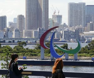 epa09421606 Visitors watch a Paralympic Symbol set for the Tokyo 2020 Paralympic Games at Odaiba Marine Park in Tokyo, Japan, 20 August 2021. Tokyo 2020 Paralympic Games will start on 24 August through 05 September 2021, while the COVID-19 state of emergency is declared in 13 prefectures, including Tokyo, in Japan.  EPA/KIMIMASA MAYAMA