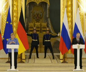 epa09422101 German Chancellor Angela Merkel (L) and Russian President Vladimir Putin (R) attend a joint news conference following their talks in the Kremlin in Moscow, Russia, 20 August 2021.  German Chancellor Angela Merkel is on a working visit in Moscow.  EPA/ALEXANDER ZEMLIANICHENKO / POOL POOL PHOTO