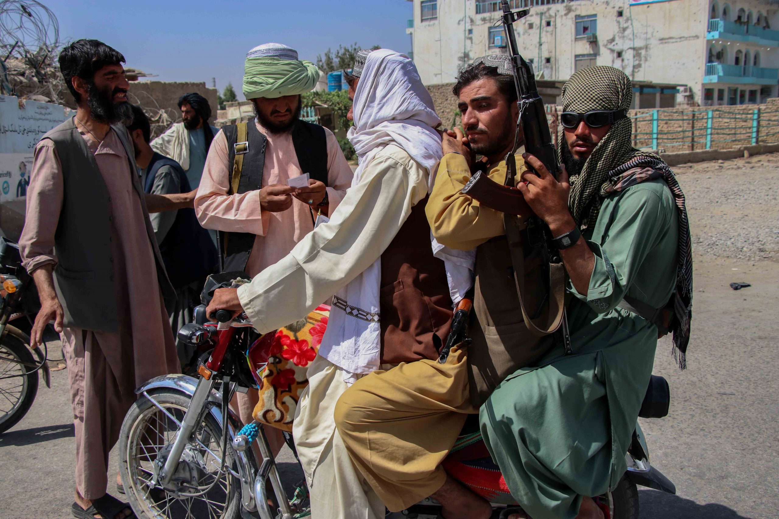 epa09425362 Taliban patrol in Kandahar, Afghansitan, 22 August 2021. The Afghan interim council, formed to assist in the power transfer following President Ashraf Ghani's escape, has met several Taliban leaders to discuss issues related to control and security during the transition process. Fighting and violence have significantly decreased in Afghanistan with the surrender of the government troops and the resounding victory of the Taliban.  EPA/STRINGER