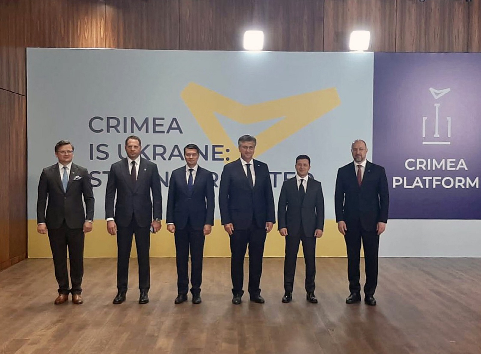 Kijev, 23.8.2021.- Hrvatska Ukrajini nudi iskustvo mirne reintegracije okupiranih podruèja i pomoæ u razminiranju, rekao je u ponedjeljak u Kijevu premijer Andrej Plenkoviæ nakon sastanka s ukrajinskim kolegom Denisom mihaljom.  
foto HINA/ Twitter Vlada RH/ ua