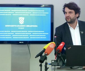 Zagreb,25.08.2021. - Predstavljeni rezultati istraživačko-razvojnog projekta Nacionalno praćenje učinaka pandemije bolesti Covid-19 i potresa iz 2020. godine na organizaciju odgojno-obrazovnih procesa i dobrobit učenika i odgojno-obrazovnih djelatnika u Republici Hrvatskoj.foto HINA/ Tomislav PAVLEK/ tp