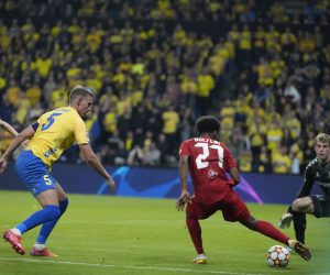 epa09429567 Salzburgs Karim Adeyemi between Brondby's Andreas Maxo and goalkeeper Mads Hermansen during the UEFA Champions League Qualifying match between Broendby IF and Red Bull Salzburg, in Broendby, Denmark, 25 August 2021.  EPA/Claus Bech  DENMARK OUT