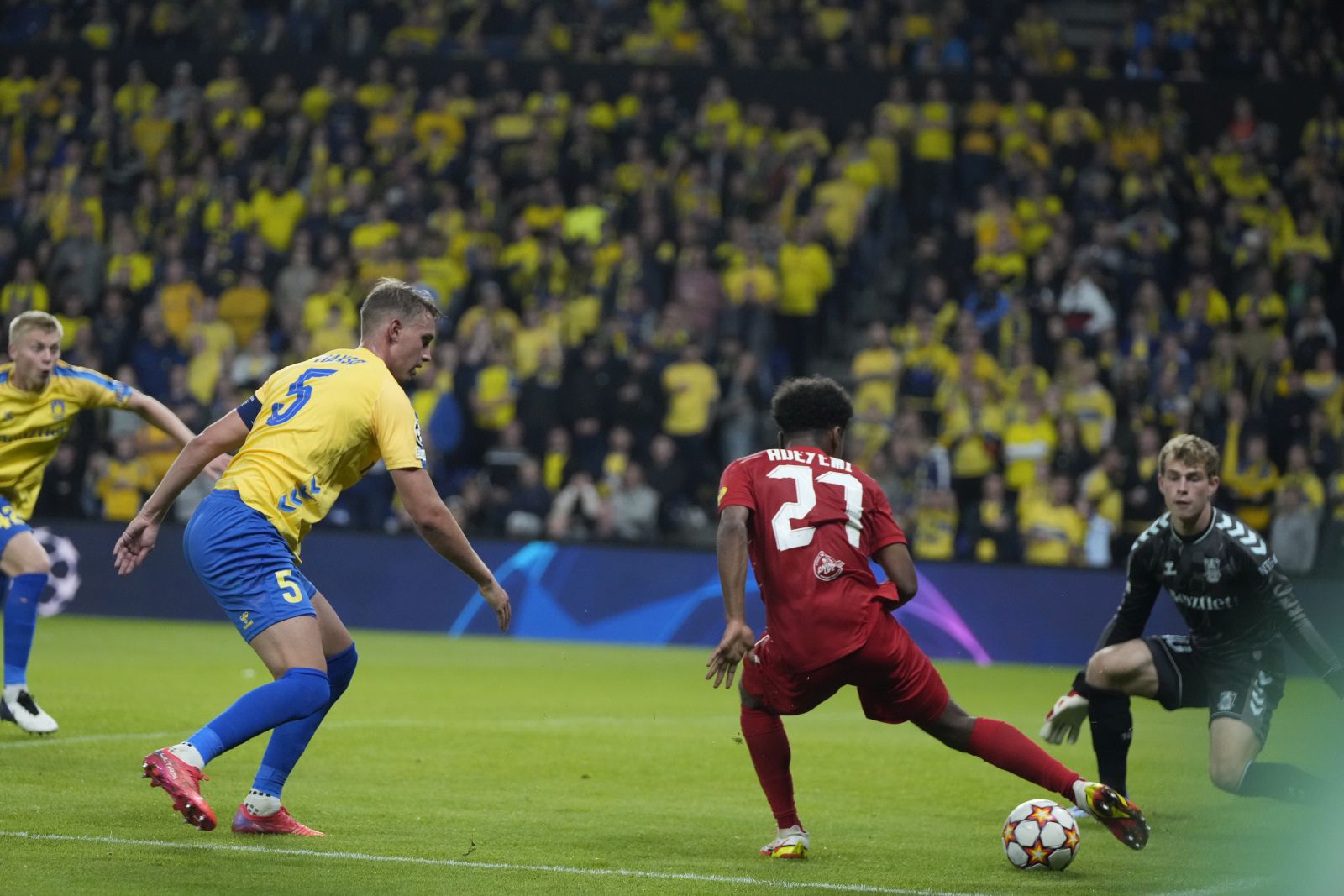 epa09429567 Salzburgs Karim Adeyemi between Brondby's Andreas Maxo and goalkeeper Mads Hermansen during the UEFA Champions League Qualifying match between Broendby IF and Red Bull Salzburg, in Broendby, Denmark, 25 August 2021.  EPA/Claus Bech  DENMARK OUT