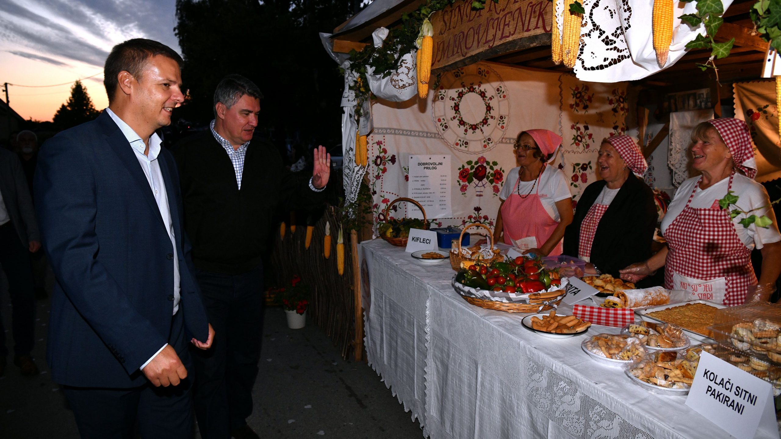 Vrbovec, 27.08.2021. - Predsjednik Republike Zoran Milanović sudjelovao je u Vrbovcu na otvorenju 40. turističko-kulinarske manifestacije „Kaj su jeli naši stari“. foto HINA/ Ured predsjednika Republike Hrvatske/ Dario Andrišek/ ml