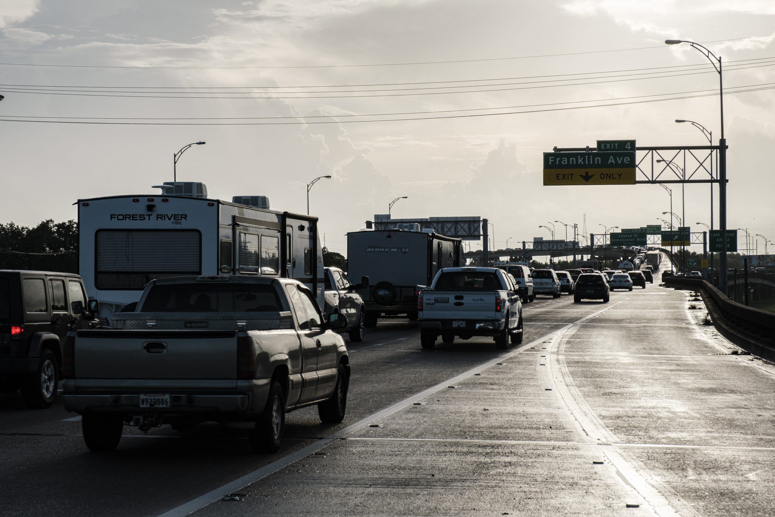 epa09433584 Vehicles pack Interstate 610 to an almost stand still as people leave the area in advance of the arrival of Hurricane Ida in New Orleans, Louisiana, USA, 28 August 2021. Hurricane Ida is expected to make landfall on the Louisiana coast Sunday evening as a major hurricane with the Mississippi and Louisiana coastal areas preparing for storms surges, wind damage and flooding.  EPA/DAN ANDERSON