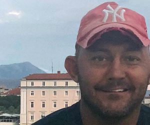 Split, 28.8.2021.- Britanski dravljanin John Paul Watson (41) nestao je u Splitu zbog èega je za njim organizirana opsena potraga, doznaje se u policiji. Njegov je nestanak policiji prijavljen jutros jer se udaljio iz iznajmljenog apartmana u centru Splita krenuvi prema Marjanu. Tamo je zadnji put i viðen. Visok je 183 centimetra, jaèe tjelesne graðe, klempavih uiju, kestenjaste kose i oèiju, a u trenutku nestanka je bio odjeven u crnu majicu kratkih rukava s natpisom Under Armour, crne kratke hlaèe, dok je na glavi imao crvenu iltericu. 
foto HINA/ MUP/ ua