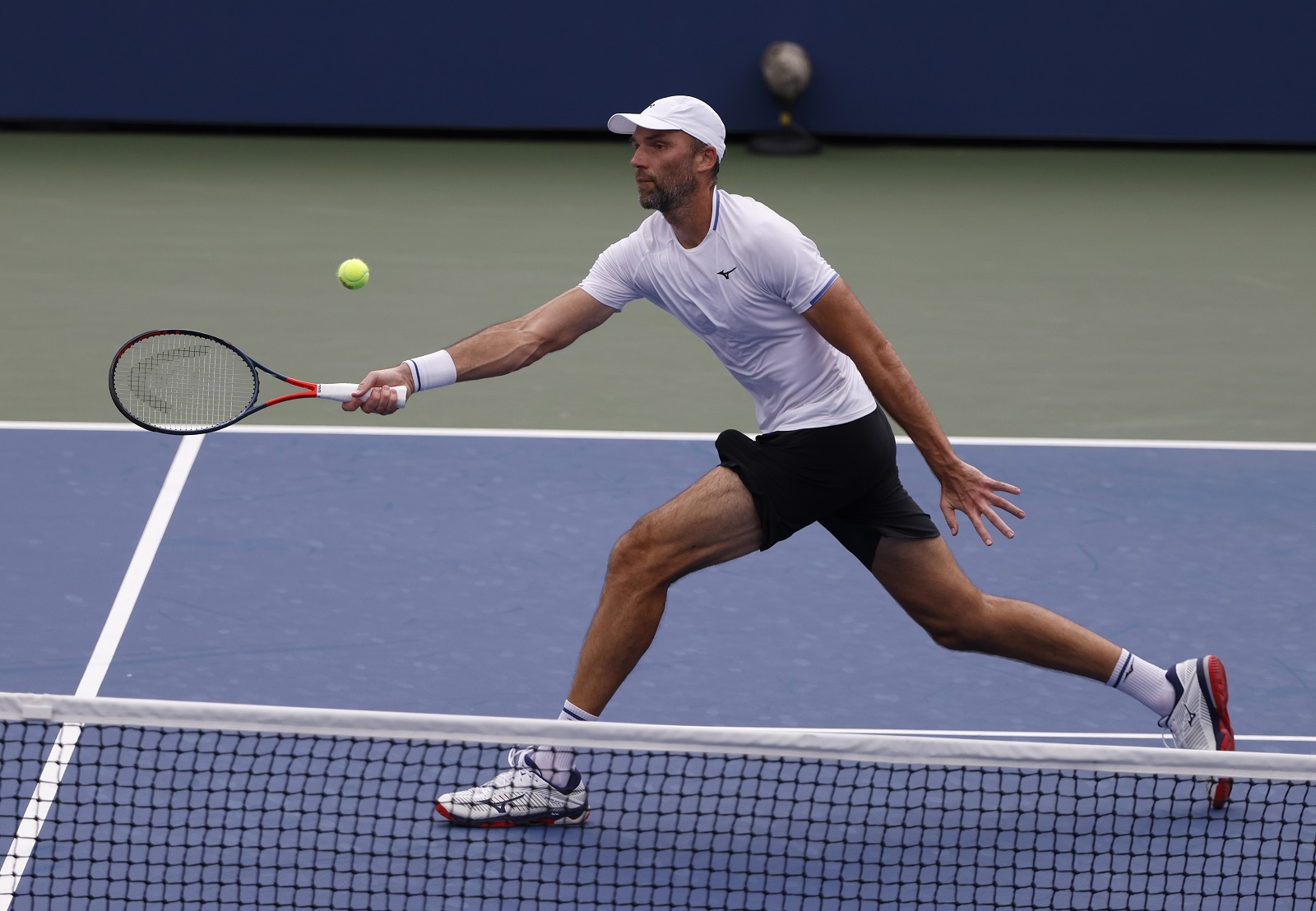 epa09437204 Ivo Karlovic of Croatia hits a return to Andrey Rublev of Russia during their match on the first day of the US Open Tennis Championships the USTA National Tennis Center in Flushing Meadows, New York, USA, 30 August 2021. The US Open runs from 30 August through 12 September.  EPA/JASON SZENES *** Local Caption *** 56335951