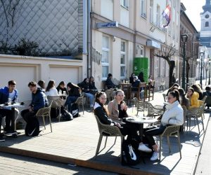 01.03.2021., Bjelovar - Bjelovar je poznat kao grad s najvise kafica po glavi stanovnika u Hrvatskoj, pa ne treba cuditi da su i ugostitelji i posjetitelji s nestrpljenjem cekali ublazavanje mjera i otvaranje terasa, koje su sve bile dupkom pune. 
Photo:Damir Spehar/PIXSELL