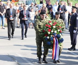 01.08.2021., Dalj - Ispred Spomen obiljezja poginulim hrvatskim braniteljima polozeni su vijenci i zapaljene svijece u sklopu svecanog obiljezavanja 30. godisnjica tragicne pogibije pripadnika Policijske postaje Dalj. Photo: Davor Javorovic/PIXSELL