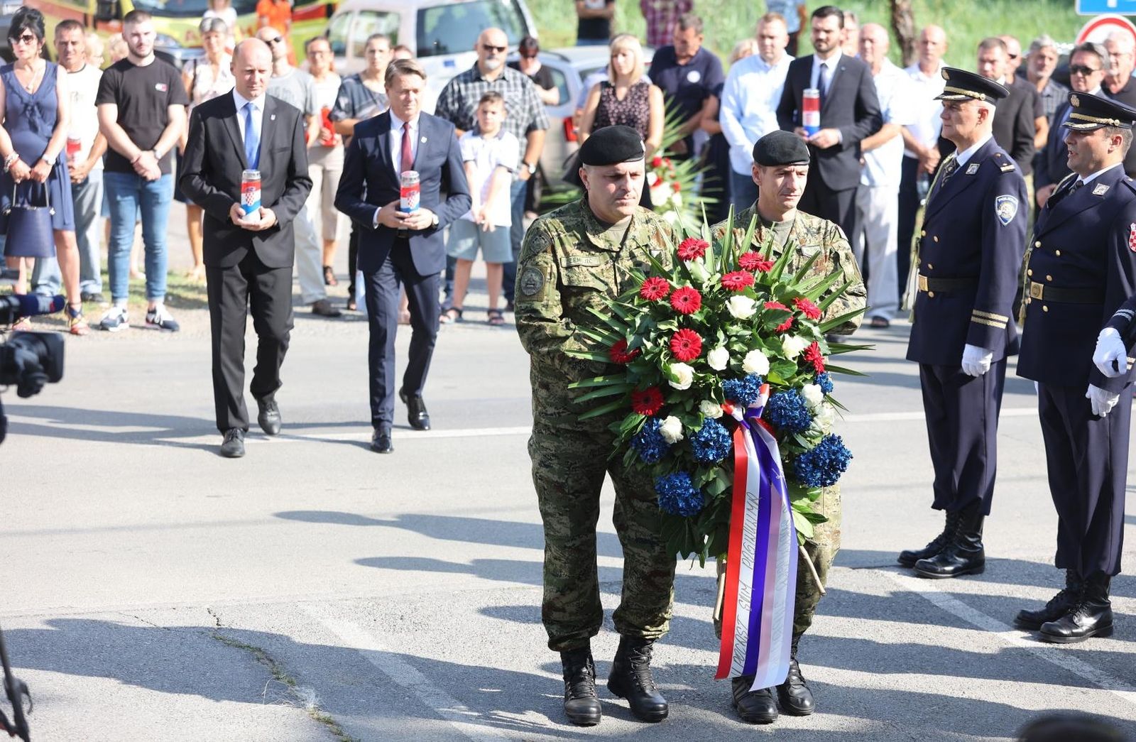 01.08.2021., Dalj - Ispred Spomen obiljezja poginulim hrvatskim braniteljima polozeni su vijenci i zapaljene svijece u sklopu svecanog obiljezavanja 30. godisnjica tragicne pogibije pripadnika Policijske postaje Dalj. Photo: Davor Javorovic/PIXSELL