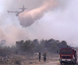 02.08.2021., Trogir - Kod Segeta Gornjeg buknuo veliki pozar. Planulo je uz cestu.   Na terenu su sve raspolozive snage iz vatrogasnih drustava, te za sada nisu ugrozene kuce. 

Photo: Ivo Cagalj/PIXSELL