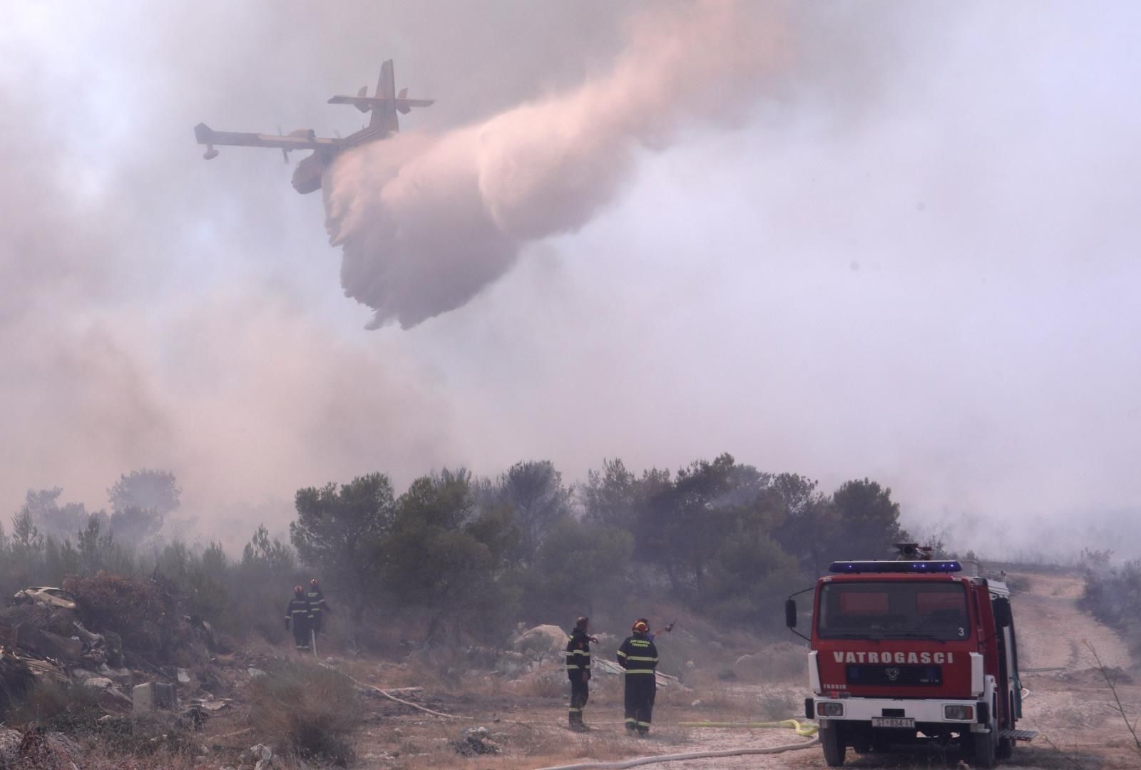 02.08.2021., Trogir - Kod Segeta Gornjeg buknuo veliki pozar. Planulo je uz cestu.   Na terenu su sve raspolozive snage iz vatrogasnih drustava, te za sada nisu ugrozene kuce. 

Photo: Ivo Cagalj/PIXSELL