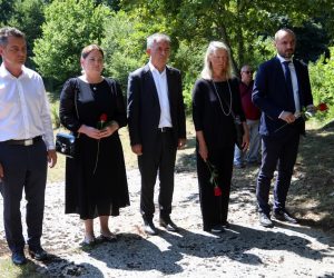 03.08.2021., Barilovic - U organizaciji Srpskog narodnog vijeca (SNV) odrzana je komemoracija za  stradanje sestero mjestana Donjeg Skrada 5. kolovoza 1995. Uz obitelji zrtava i pripadnika lokalnih i zupanijskih vlasti, na komemoraciji su nazocili Boris Milosevic, potpredsjednik Vlade RH, Milorad Pupovac, saborski zastupnik i predsjednik SNV-a i Vesna Terselic, voditeljica Documente - Centra za suocavanje s prosloscu. Na kraju komemoracije odana je pocast poginulim Hrvatskim policajcima koji su poginuli nedaleko kuce srpskih zrtava.
Photo: Kristina Stedul Fabac/PIXSELL