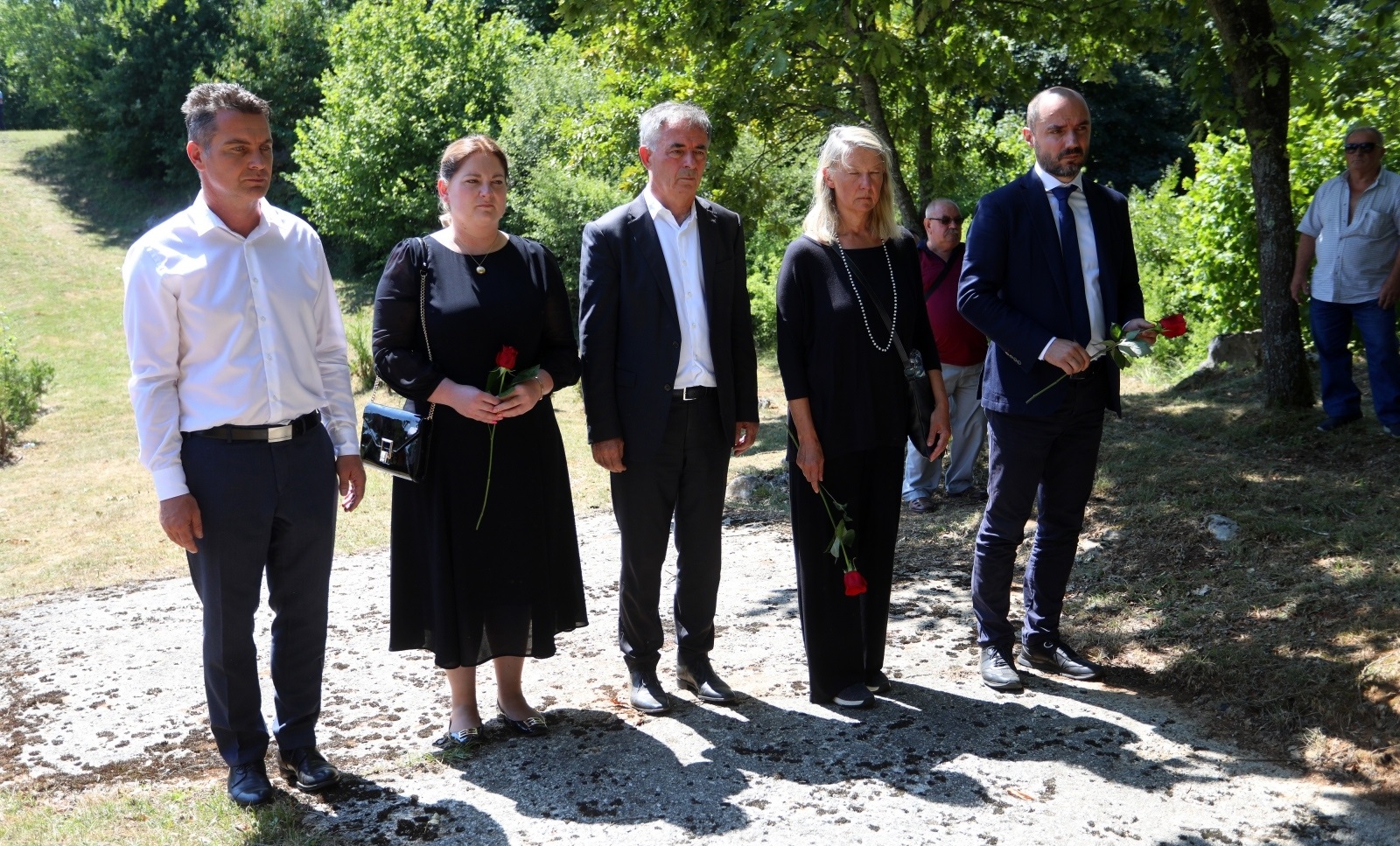 03.08.2021., Barilovic - U organizaciji Srpskog narodnog vijeca (SNV) odrzana je komemoracija za  stradanje sestero mjestana Donjeg Skrada 5. kolovoza 1995. Uz obitelji zrtava i pripadnika lokalnih i zupanijskih vlasti, na komemoraciji su nazocili Boris Milosevic, potpredsjednik Vlade RH, Milorad Pupovac, saborski zastupnik i predsjednik SNV-a i Vesna Terselic, voditeljica Documente - Centra za suocavanje s prosloscu. Na kraju komemoracije odana je pocast poginulim Hrvatskim policajcima koji su poginuli nedaleko kuce srpskih zrtava.
Photo: Kristina Stedul Fabac/PIXSELL