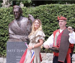 04.08.2021., Sinj - Predsjednik Republike Zoran Milanovic sudjelovao na svecanom otkrivanju portretnog spomenika akademskom kiparu Anti Zupicu.
Photo:Ivo Cagalj/PIXSELL