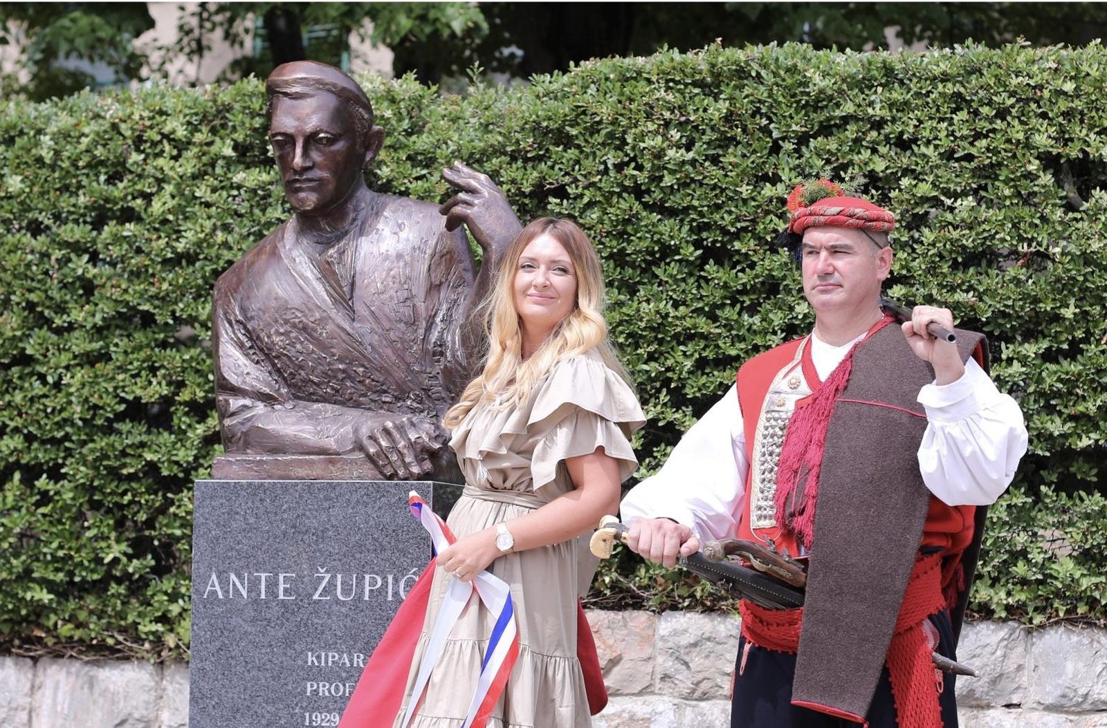 04.08.2021., Sinj - Predsjednik Republike Zoran Milanovic sudjelovao na svecanom otkrivanju portretnog spomenika akademskom kiparu Anti Zupicu.
Photo:Ivo Cagalj/PIXSELL
