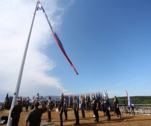 05.08.2021., Knin - Svecani program na tvrdjavi povodom Dana pobjede i domovinske zahvalnosti te Dana hrvatskih branitelja i podizanje zastave Republike Hrvatske na kninskoj tvrdjavi, citanje imena poginulih i nestalih pripadnika u Oluji, minuta sutnje za pale branitelje. Marko Dimic/PIXSELL