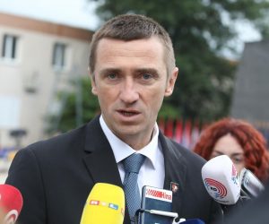 05.08.2021., Knin - Svecani program i povodom Dana pobjede i Domovinske Zahvalnosti te Dana hrvatskih branitelja. polaganje vijenaca kod spomenika hrvatske pobjede Oluja 95, na Trgu dr. Ante Starcevica. Ivan Penava Photo: Dusko Jaramaz/PIXSELL