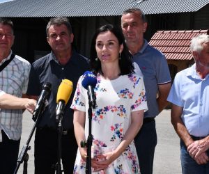 07.08.2021., Sice -  Ministrica poljoprivrede Marija Vuckovic i drzavni tajnik Tugomir Majdak odrzali su u Brodsko-posavskoj zupaniji radni sastanak​ ​​s clanovima Hrvatske poljoprivredne komore na temu Izmjena i dopuna Zakona o poljoprivrednom zemljistu​. Sastanak je organiziran na  OPG-u Antuna Vrakica u Sicu pokraj Nove Kapele.
Photo: Ivica Galovic/PIXSELL