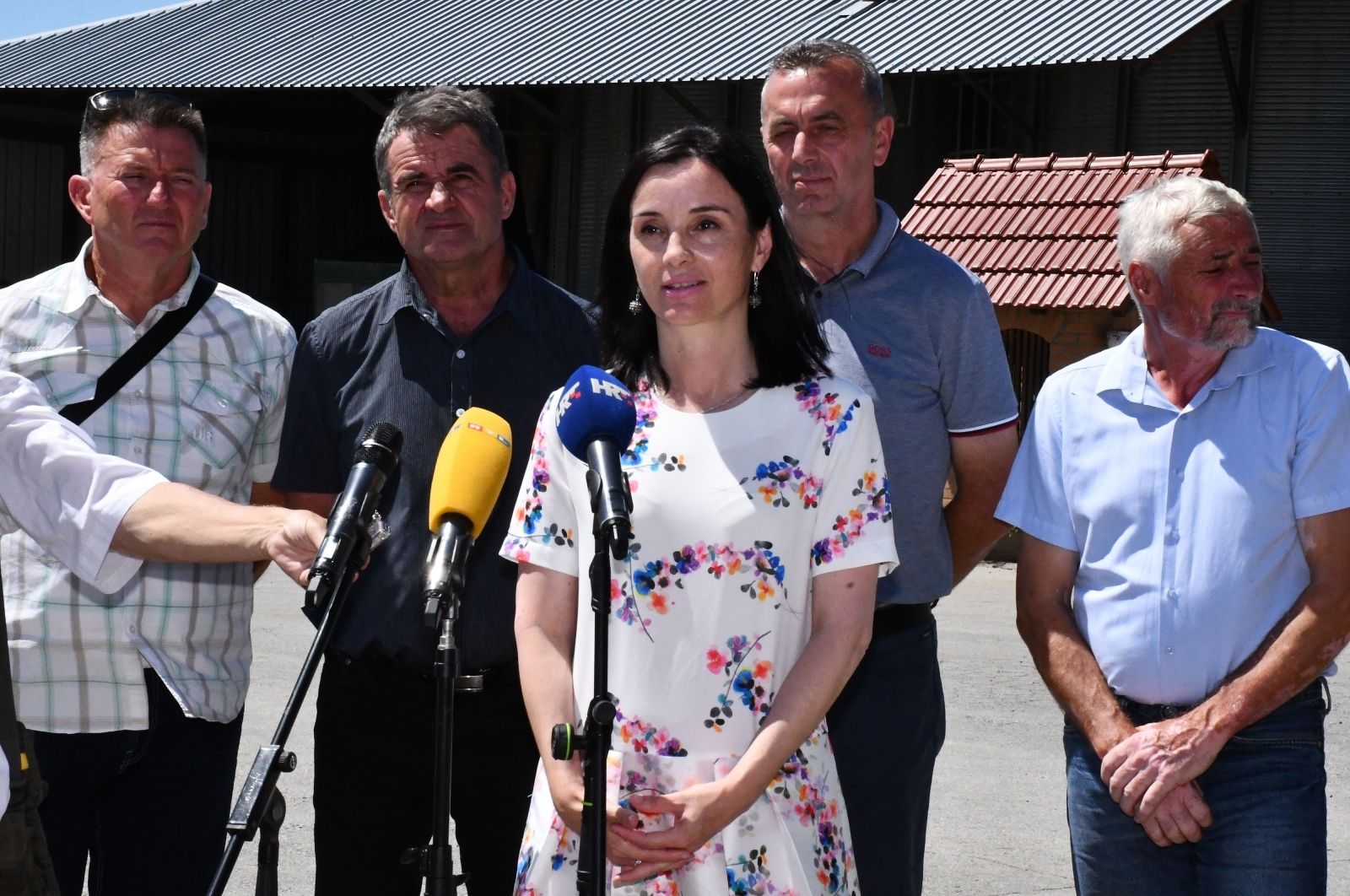 07.08.2021., Sice -  Ministrica poljoprivrede Marija Vuckovic i drzavni tajnik Tugomir Majdak odrzali su u Brodsko-posavskoj zupaniji radni sastanak​ ​​s clanovima Hrvatske poljoprivredne komore na temu Izmjena i dopuna Zakona o poljoprivrednom zemljistu​. Sastanak je organiziran na  OPG-u Antuna Vrakica u Sicu pokraj Nove Kapele.
Photo: Ivica Galovic/PIXSELL