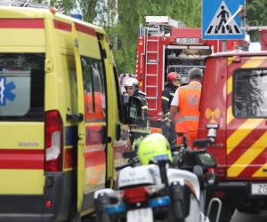 08.06.2021., Zagreb - Vatrogasci gase požar koji je zahvatio nekoliko stanova u neboderu u Trnskom. Photo: Marin Tironi/PIXSELL