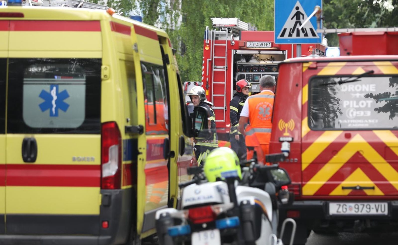 08.06.2021., Zagreb - Vatrogasci gase požar koji je zahvatio nekoliko stanova u neboderu u Trnskom. Photo: Marin Tironi/PIXSELL