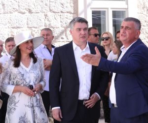 08.08.2021., Sinj – Uzvanici na Vojvodovom prijemu u Alkarskim dvorima. 306. Sinjska alka se i ove godine se odrzava pod posebnim mjerama zbog epitemije koronavirusa. Alkarski turnir odrzava se svake godine u prvoj trecini kolovoza od 1715. godine. Zoran Milanovic, Sanja Music Milanovic, Miro Bulj.  Photo: Ivo Cagalj/PIXSELL