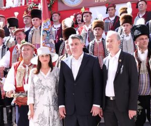 08.08.2021., Sinj – Uzvanici na 306. Sinjskoj alci. 306. Sinjska alka se i ove godine se odrzava pod posebnim mjerama zbog epitemije koronavirusa. Alkarski turnir odrzava se svake godine u prvoj trecini kolovoza od 1715. godine.   Zoran Milanovic, Sanja Music Milanovic. Photo: Ivo Cagalj/PIXSELL