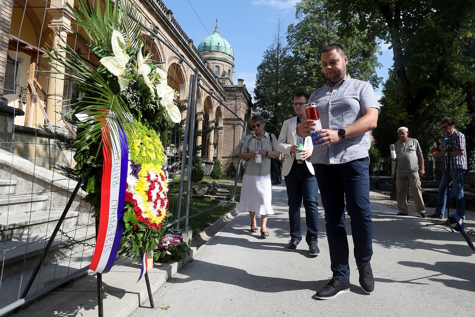 09.08.2021., Zagreb - Izaslanstvo Hrvatske seljacke stranke (HSS) na celu s potpredsjednikom stranke Vlatkom Smiljanicem obiljezilo je 93. obljetnicu smrti Stjepana Radica, polaganjem vijenaca i paljenjem svijeca na njegovu grobu na zagrebackom groblju Mirogoj. 
Photo: Goran Stanzl/PIXSELL