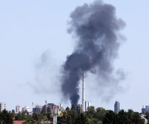 09.08.2021., Zagreb - Na rashladnom tornju zagrebacke toplane buknuo je pozar danas iza 13 sati. Požar je izbio na rashladnim uredjajima, a do dolaska vatrogasaca djelatnici toplane vec su poceli gasenje.
Photo: Emica Elvedji/PIXSELL